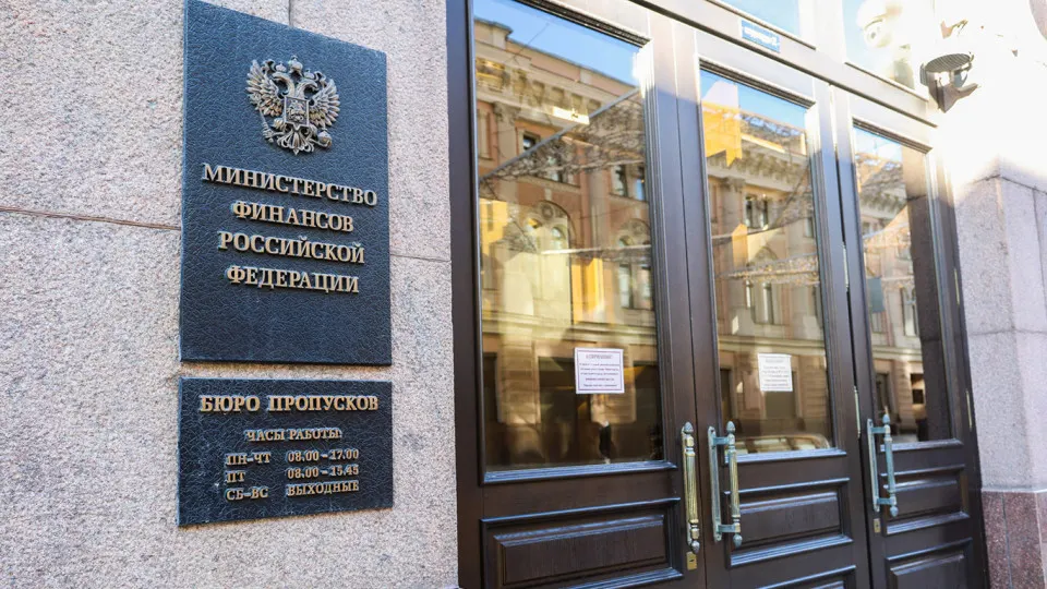 После 2022 года государственный долг резко вырос — на 68% — и обслуживание займов стало четвёртой по величине статьёй расходов бюджета. Эксперты призывают ввести долговые ориентиры и предупреждают о рисках при снижении цен на энергоносители.