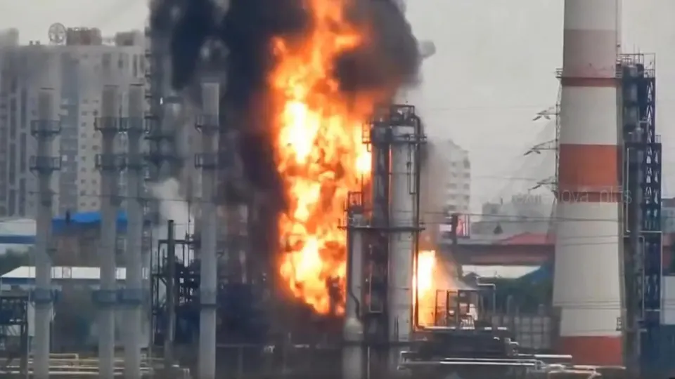 Остановка крупных нефтеперерабатывающих заводов в начале июля привела к дефициту бензина — выпуск упал примерно на треть от потребностей рынка. Часть недостачи покрывается имппортом и запасами; дефицит обещают сократить ко второй половине июля.