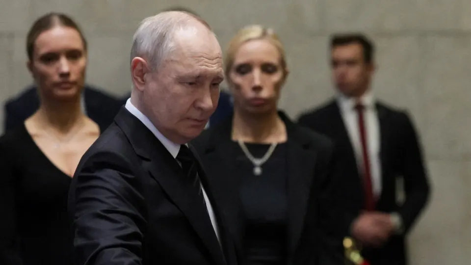По словам собеседников, близких к Кремлю, российский лидер, несмотря на призывы к миру и экономическое давление, намерен добиться полного контроля над Донбассом. Эскалация может повлечь новую массовую мобилизацию и расширение ударов за пределы Украины.