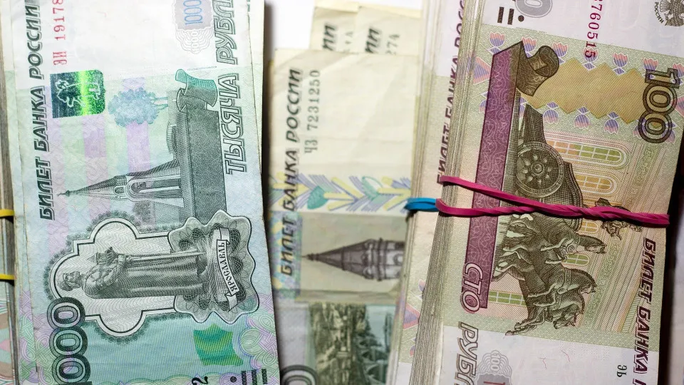 В первые две недели июля объём наличности в обращении резко вырос — россияне снимают со счетов сотни миллиардов рублей. Банки усилили заимствования у Центробанка, что повышает риски для их ликвидности и стабильности.