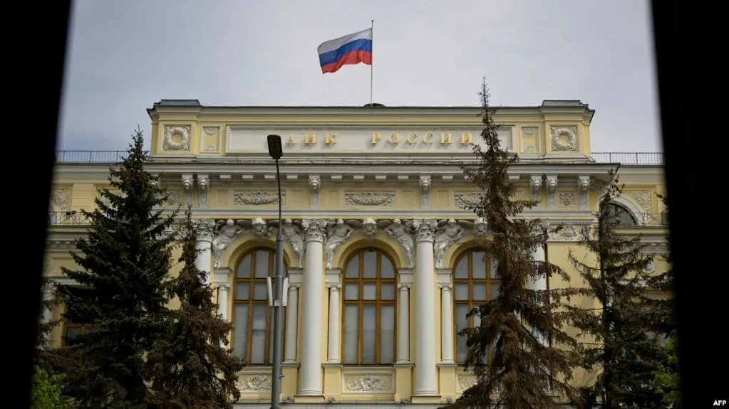 ЦБ добавил Bitcoin, Ethereum и Tether USDT в доступный для торговли на биржах перечень и ввел лимиты для неквалифицированных инвесторов, а также требования к тестированию перед сделками; закон о цифровых валютах вступит в силу в 2026 году.
