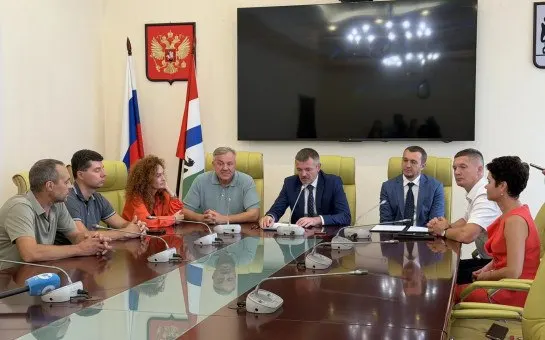 Регион подписал договор с Газпром Нефть и независимыми сетями о добровольном ограничении торговых надбавок на топливо до 15% от оптовой цены; действует до 2026 года.