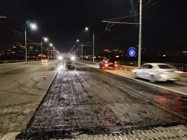Обновление дорожного полотна идёт на центральной и левой полосах в обоих направлениях. Ремонт продолжается в рамках региональных работ с запланированным капитальным ремонтом моста после завершения текущих этапов.