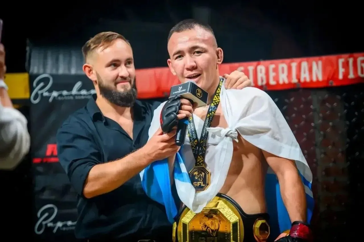 Спортсмен из Республики Алтай Эжер Олчонов победил в суперлегком весе на турнире в Новосибирске и завоевал чемпионский пояс.