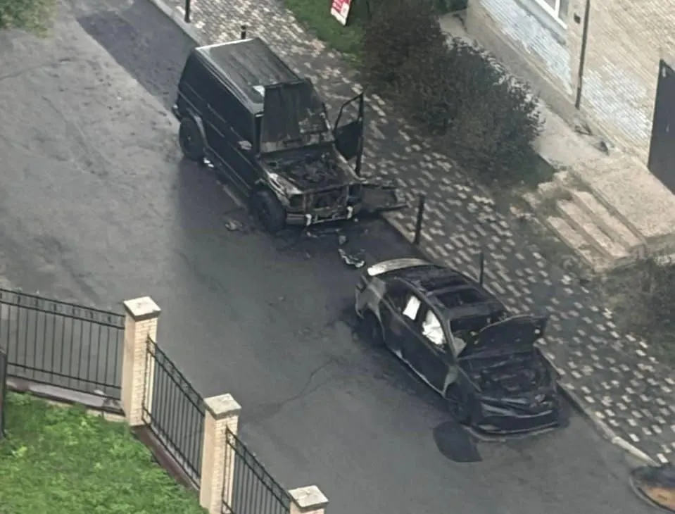 Два автомобиля загорелись ночью на Дачной, дом 40/2. По словам очевидцев, машины часто стояли здесь тонированными и без номеров.