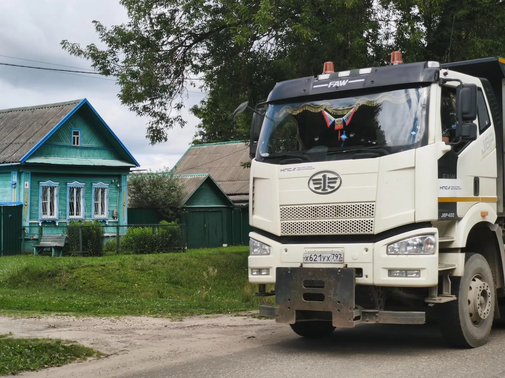 Жители сталкиваются с выкупом домов под трассу, тревогой из-за большого потока грузовиков и приближением поездов.
