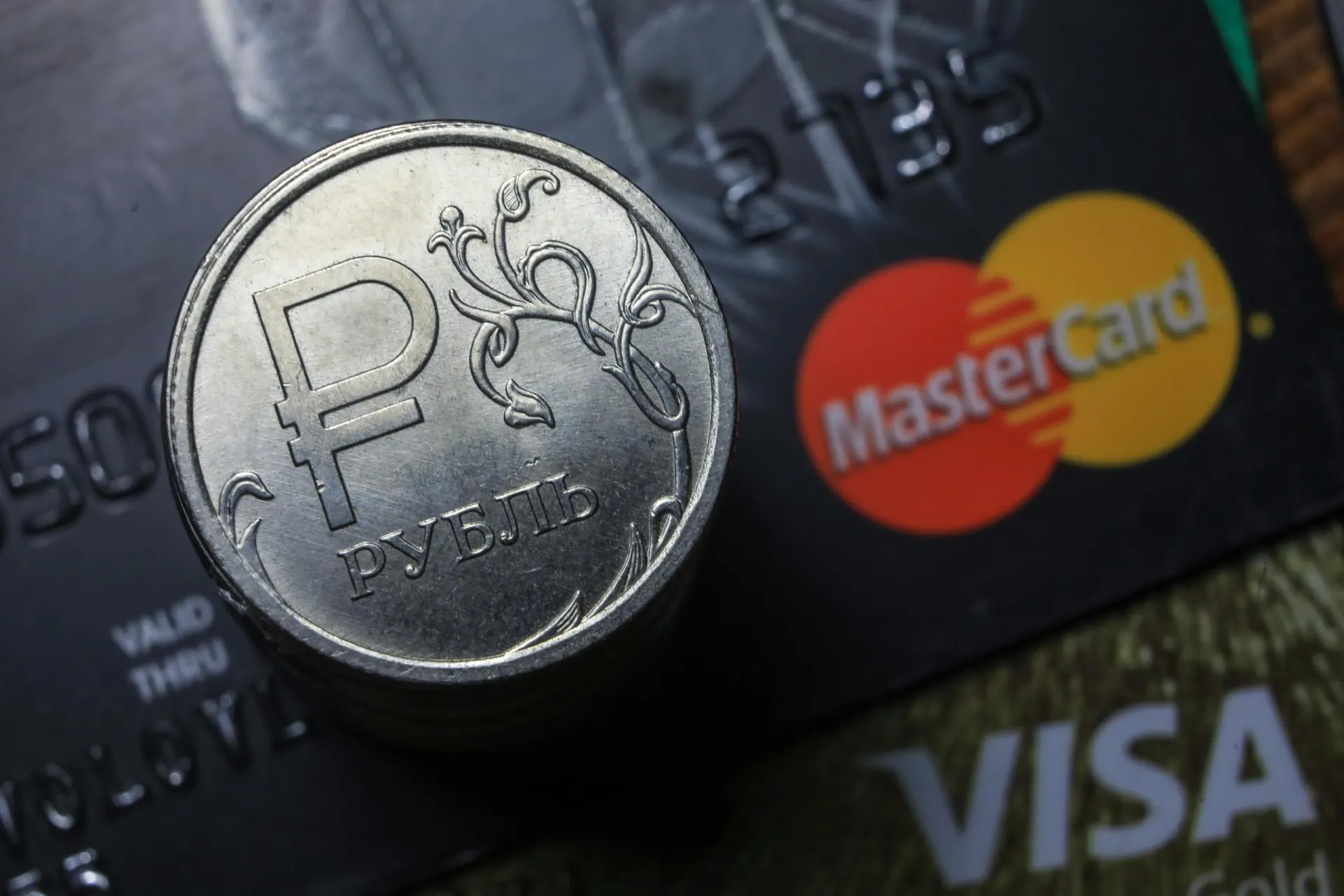 Россияне сталкиваются с проблемами при оплате банковскими картами Visa и Mastercard и при использовании СБП; что скрывается за сбоями, выясняют эксперты.