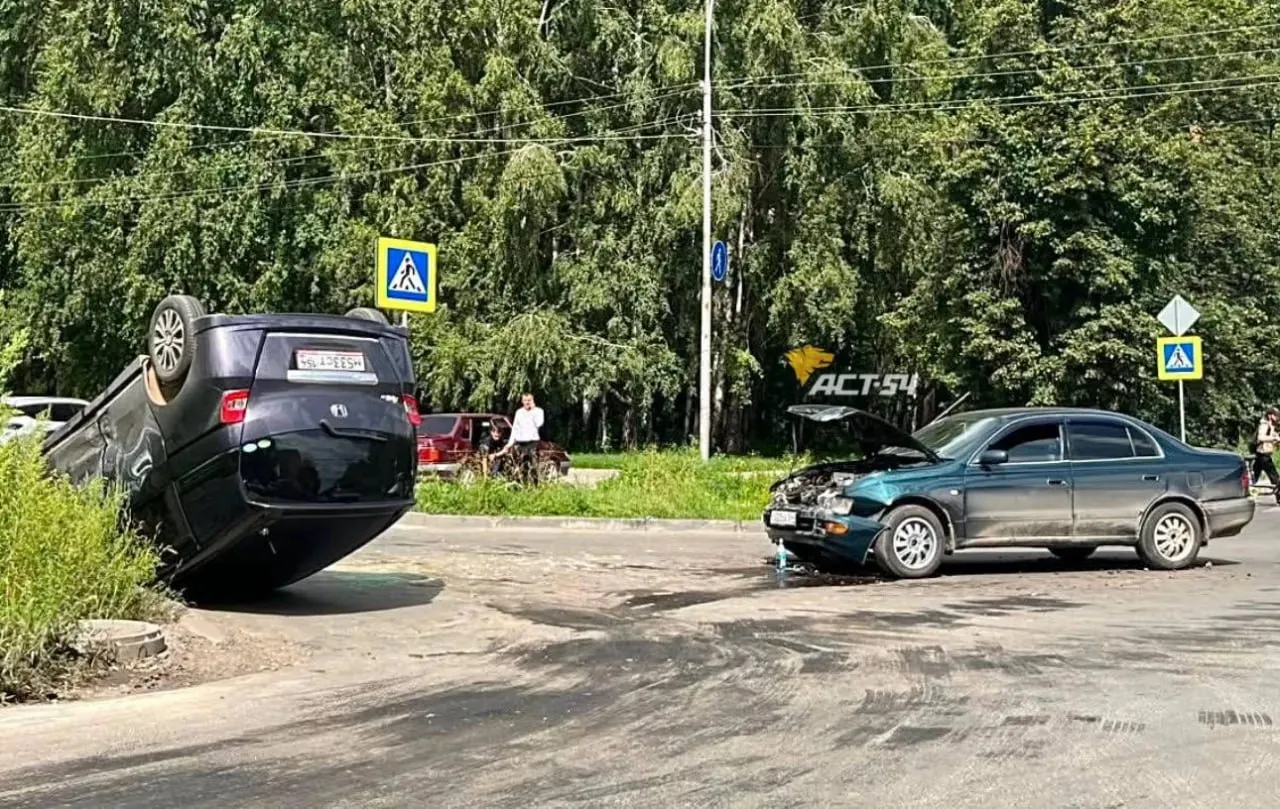 На перекрёстке Громова и дублёра Петухова произошло ДТП: столкнулись Toyota Corona и Honda Spike; Honda перевернулась. Пострадавших нет, образовалась пробка.