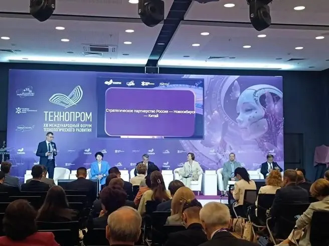 На форуме TechProm-2026 подписано соглашение об учреждении Ассоциации совместных институтов вузов России и Китая; в ассоциацию войдут 31 образовательный институт. В регионе запланировано создание Новосибирского института математики и искусственного интеллекта НГУ в сотрудничестве с Цзянсийским педагогическим университетом; обучение рассчитано на 1440 студентов по трём направлениям.