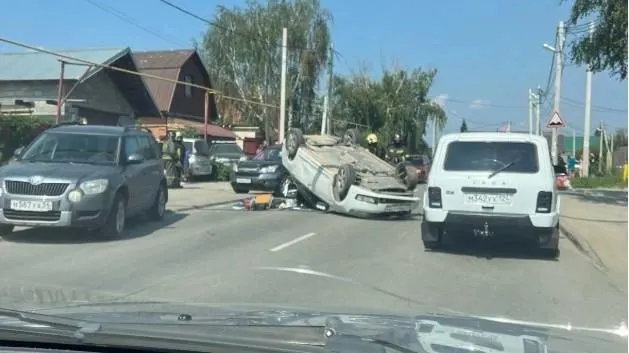 На Прокопьевской в Новосибирске столкнулись Skoda Rapid и Toyota Corolla — одна из машин опрокинулась, движение по участку затруднено.