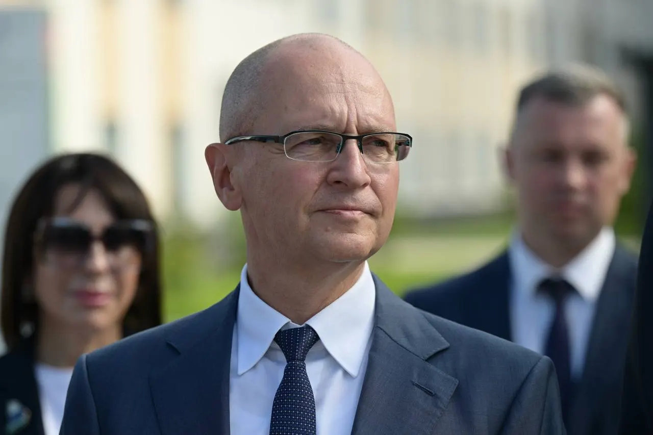 Первый замглавы администрации президента осмотрел подготовку к международному фестивалю молодежи вместе с региональными чиновниками, силовиками и бизнесом; заявлено масштабное участие гостей и усиленная охрана.
