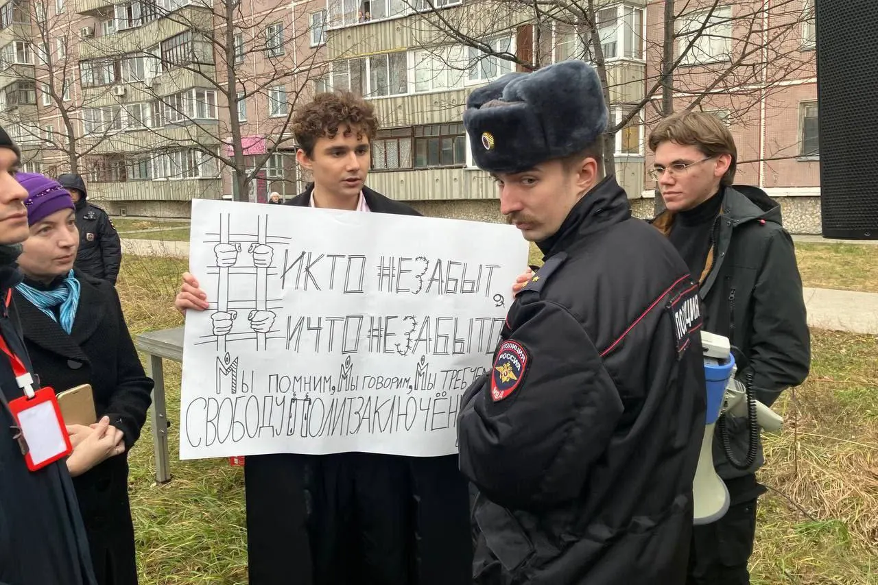 Молодой адвокат из Новосибирска поддерживает фермеров, чьи владения пострадали от действий властей; он организовал протесты, подал иск и продолжает бороться с давлением военкомата.