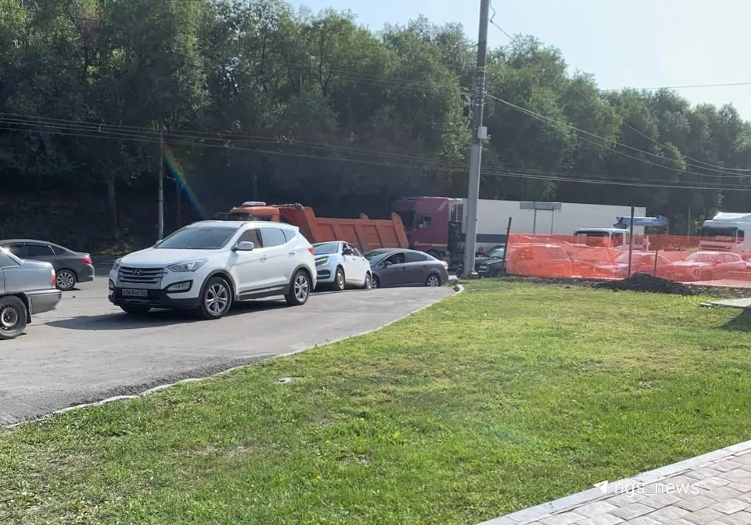 На заправке в Новосибирске зафиксирована цена АИ-95 — 67,77 рубля за литр на одной из точек.