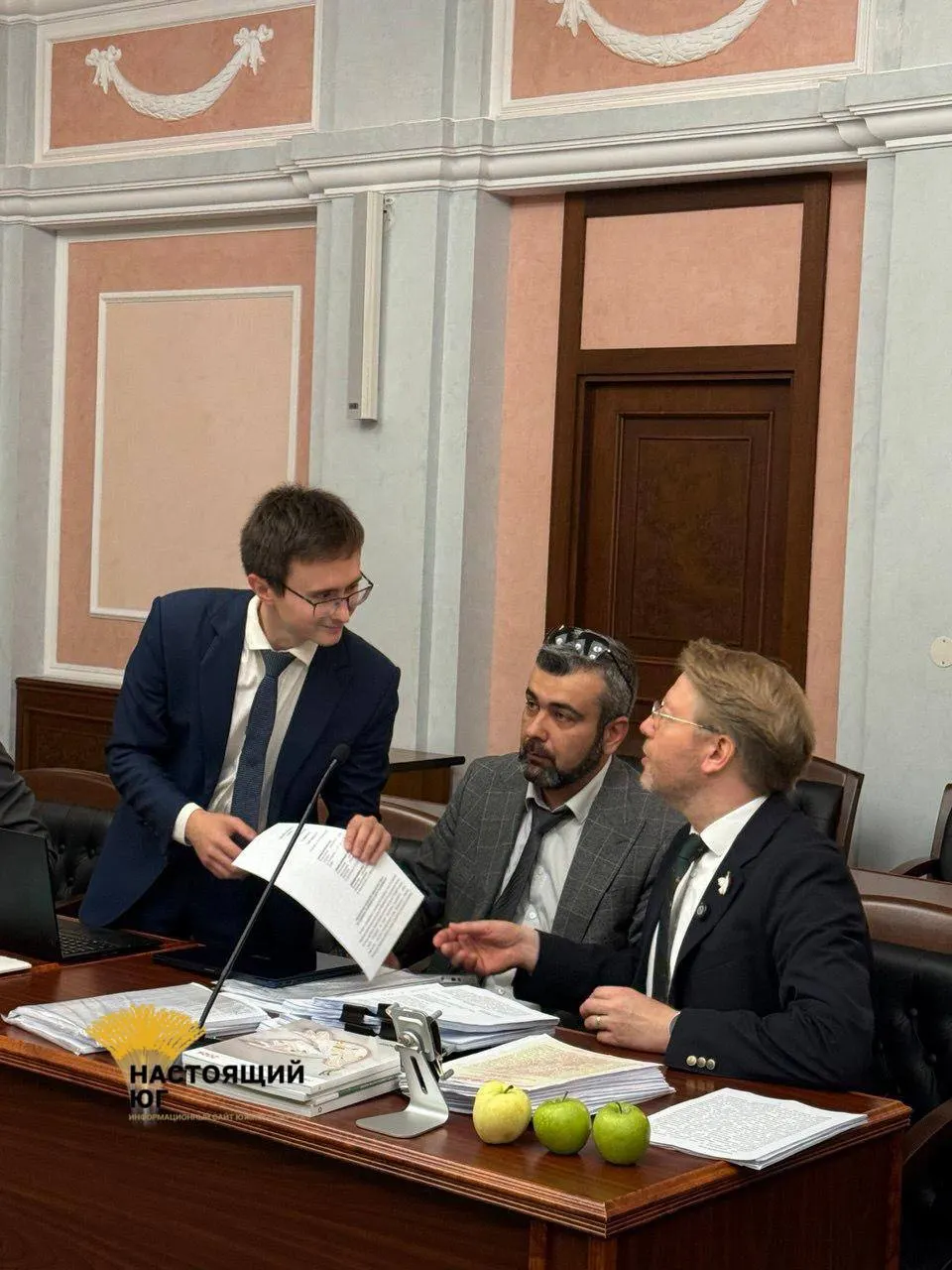 На заседании Верховного суда представитель ЦИК заявил о нарушениях «Яблока» в предвыборной агитации и правах авторов, включая спорную цитату. Также обсуждалось нарушение условий соглашения с OpenAI; бюллетень утверждён, но печать пока не начнется.