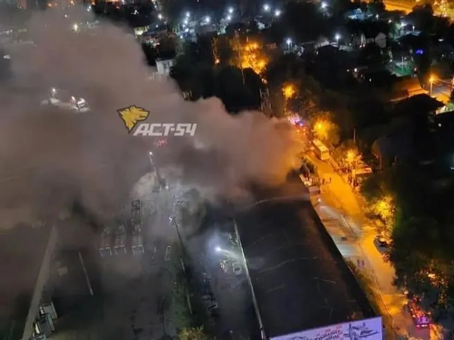 Ночью в автомойке/автосервисе на улице 1-й Шевцовой произошёл пожар. Пострадавших нет; дежурные вывели наружу три автомобиля.