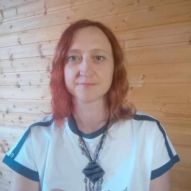 Активистка Лады-Русь задержана за публикацию клипа на гимн «Интернационал» и обвинения в призывах к терроризму; речь идёт о событиях вокруг поста 2025 года.
