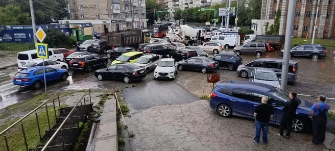 Из‑за луж на перекрёстках Серебренниковской, Кривощёковской и Зыряновской движение затруднено; на улице Ипподромской некоторые автомобили оказываются под водой.