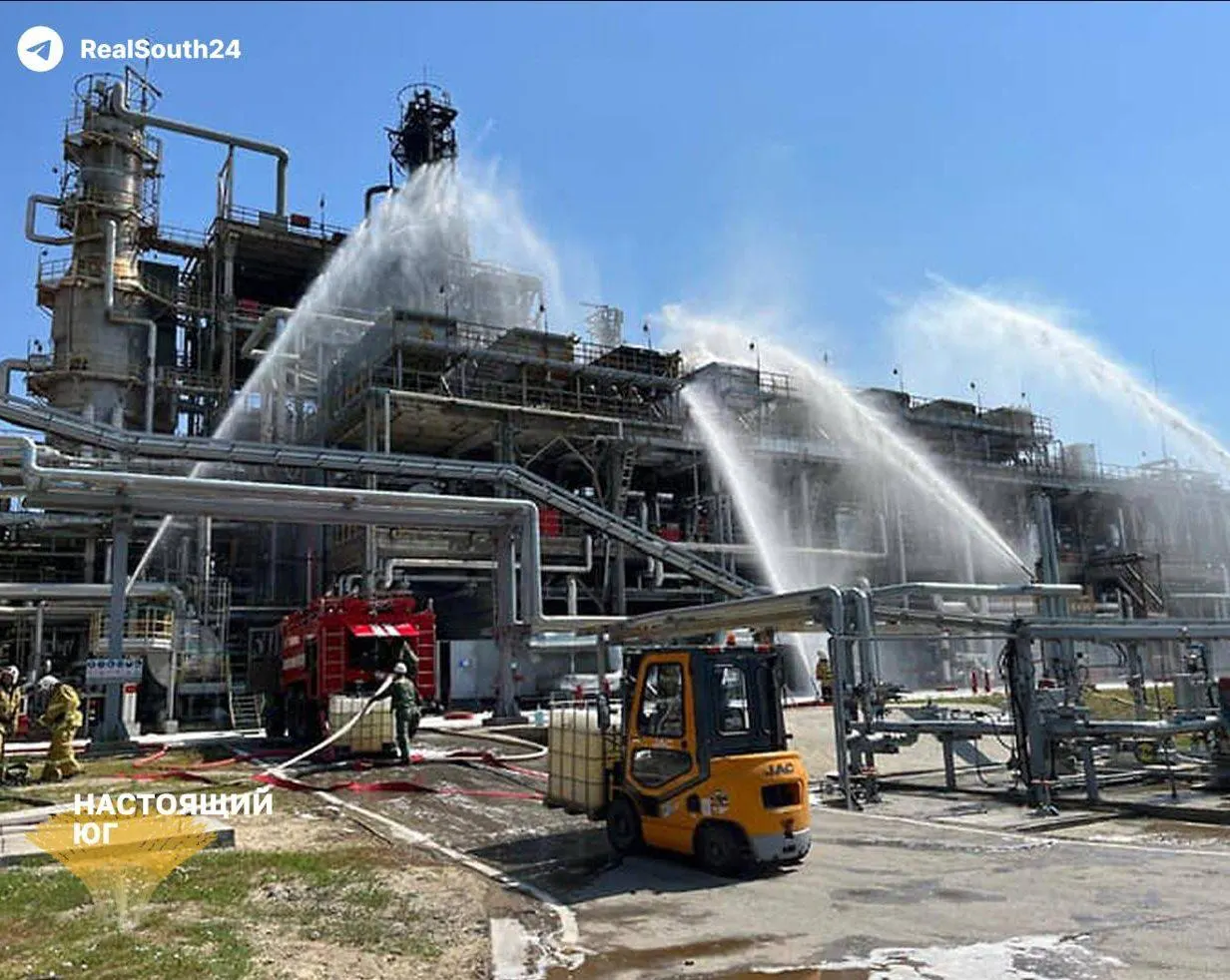 Август стал тяжёлым месяцем для российской нефтепереработки: зафиксировано 21 атака на НПЗ, производство бензина упало, а цены растут.