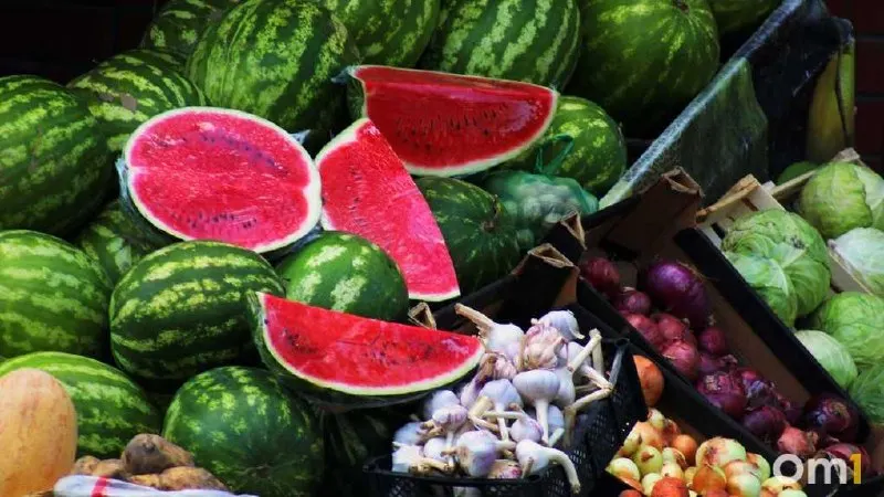 Разрезанные арбузы и дыни представляют риск для здоровья: покупайте бахчевые только в проверенных местах и соблюдайте санитарные нормы.