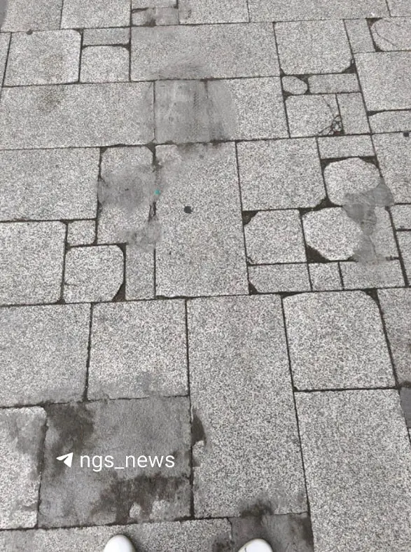 На тротуаре в центре города появились дыры, которые зацементировали из-за нехватки средств на ремонт.