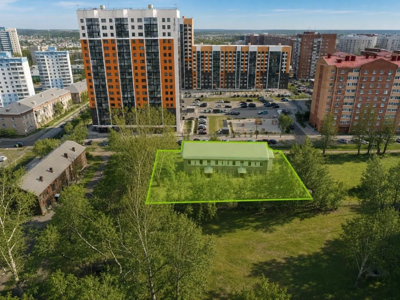 На продажу выставлен земельный участок 0,17 гa и здание на улице Марии Ульяновой, 19. Стартовая цена — 7,8 млн ₽; объект можно использовать под образовательный центр или торговый объект.