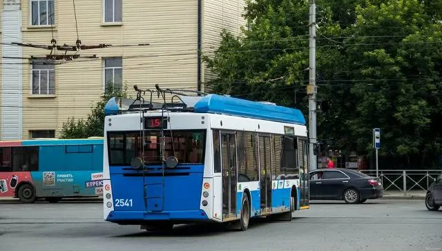 За первую половину 2026 года пассажиропоток троллейбусов снизился на 4,6 млн человек и составил 24,8 млн. Причины — запрет на найм иностранцев в пассажирский транспорт, а также дорожные работы и перераспределение потока.