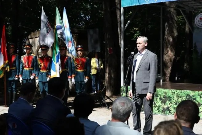 Более 500 участников из Новосибирской области и соседних регионов собрались на фестивале волонтёрства и патриотизма; мероприятие включает мастер-классы, конкурсы и спортивные соревнования.