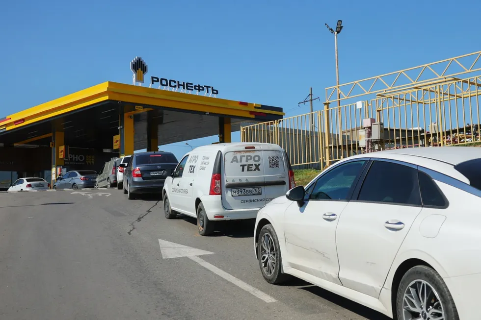В России зафиксировано повышение цен на бензин и дизель в большинстве регионов, введены лимиты продаж топлива и перебои поставок; обсуждается импорт топлива из других стран.