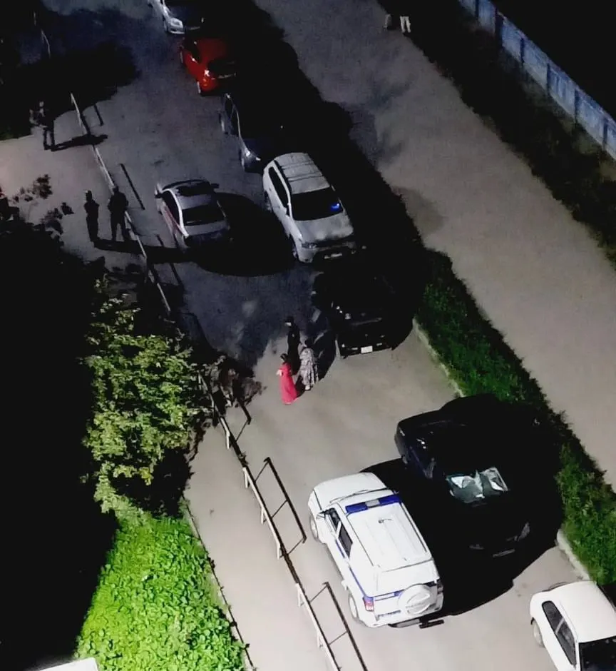 Очевидцы рассказали, что группы лиц набросались на молодого человека и его спутницу после замечания по шуму во дворе. Нападавшие скрылись, на место прибыли полицейские.