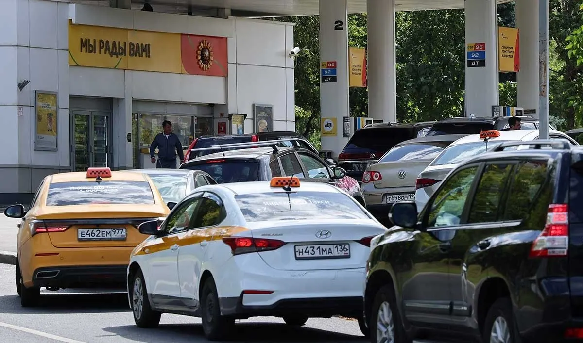 Россия продолжает экспорт бензина, в 58 регионах введены ограничения на продажу, импорт топлива растет на фоне внешних поставок.