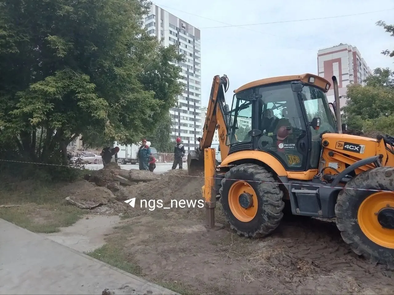 После повреждения кабельной линии часть района осталась без энергоснабжения; работы по переключению на резервные линии ведутся, восстановление планируется к 15:00.