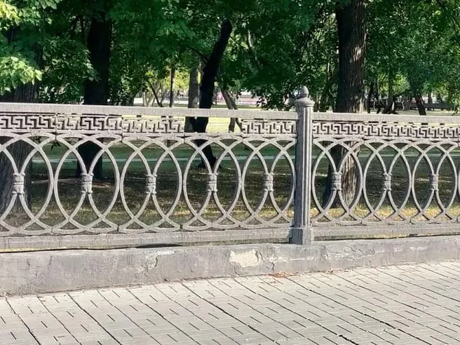 На площади Ленина начался ремонт ограждения сквера: стоимость закупки около 4,3 млн рублей, работы проходят в несколько этапов и должны завершиться к 28 сентября.