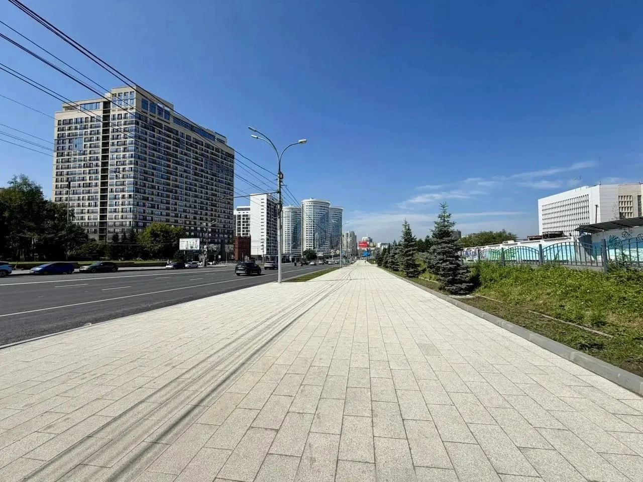 На участке улицы Кирова в Новосибирске завершили ремонт тротуара и обновление проезжей части рядом.