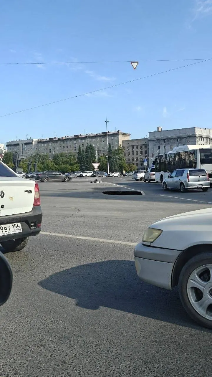 На площади Ленина образовалась дыра в асфальте после проезда кортежа президента; дорожники приступили к ремонту.