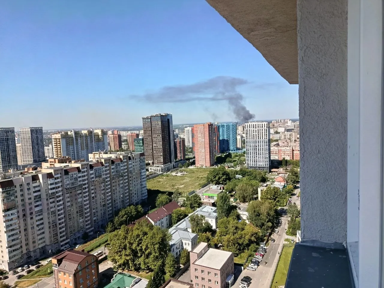 Очевидцы зафиксировали дым над центром города после возгорания на Владимирском спуске.