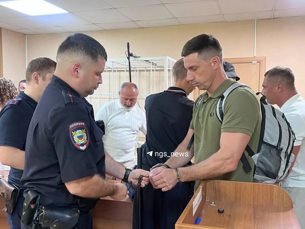 Суд вынес им по три с половиной года, обвинение утверждает, что они действовали после ДТП с такси; защитники настаивают на иной версии.