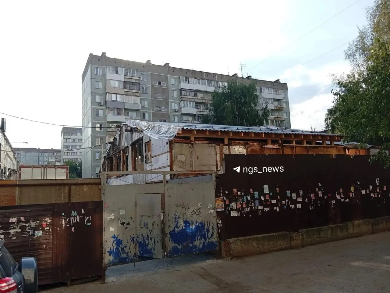 Жители жалуются на запахи и шум от объекта, который пытаются узаконить после реконструкции, а владелец уверяет, что приведёт здание в надлежащий вид.