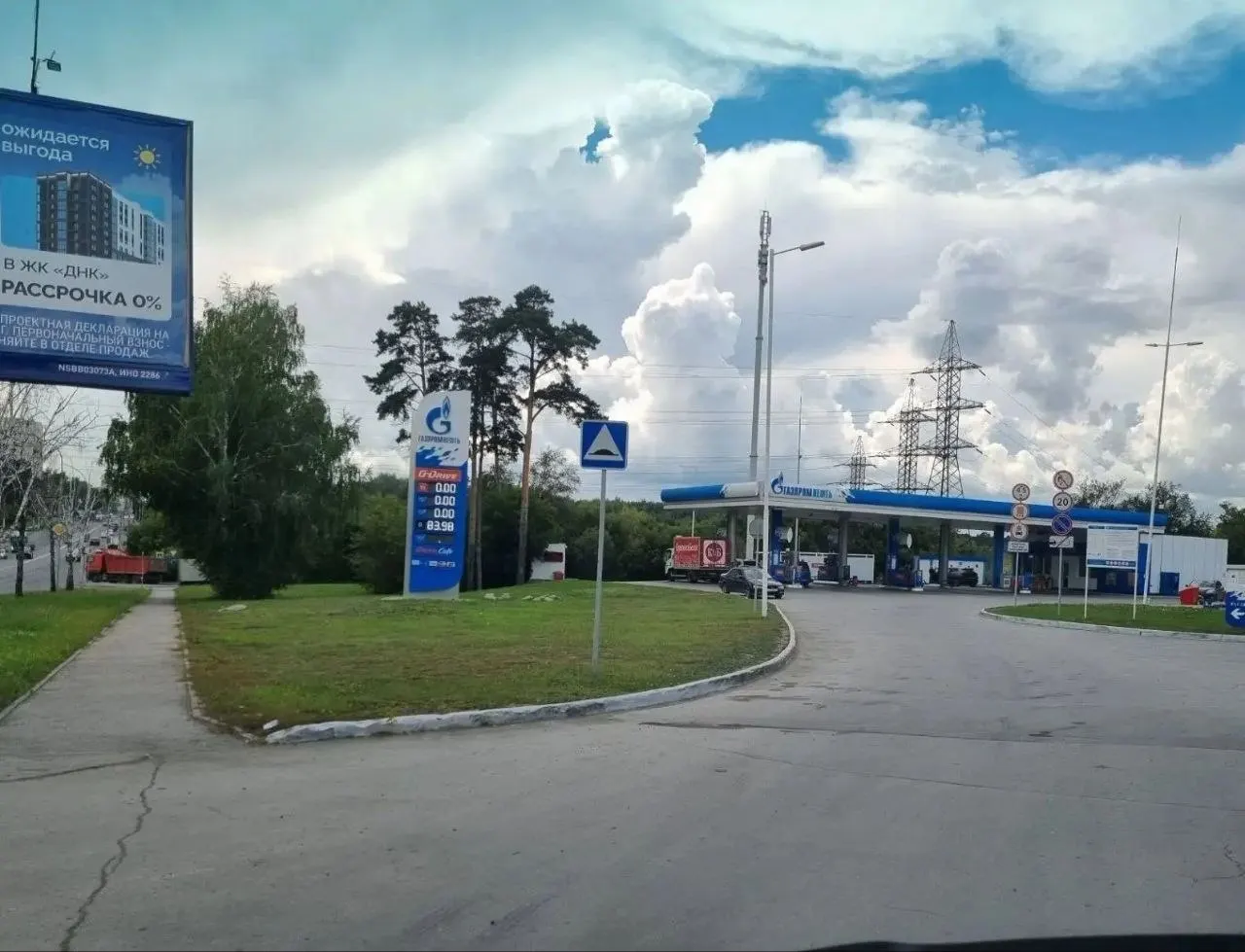 Бывший мэр Новосибирска Анатолий Локоть сообщил о повторной волне дефицита бензина: очереди на АЗС и нехватка топлива в регионе.