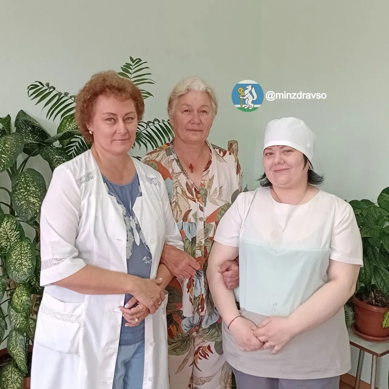 Жительница Новосибирска отправилась в Свердловскую область, чтобы поддержать своего 14-летнего сына на фестивале; у женщины диагностирован синдром позвоночной артерии, вероятно, из-за хронической усталости и длительного перелета.