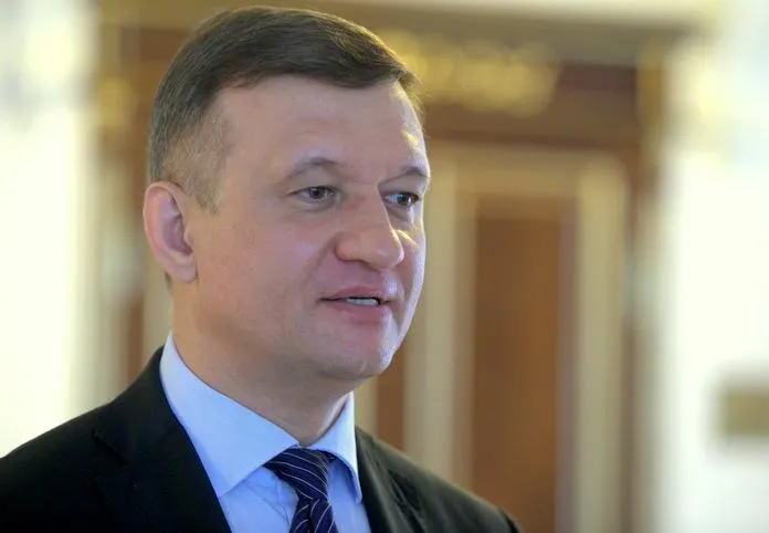Дмитрий Савельев приобрёл квартиру в жилом комплексе «Алмонд» в центре Новосибирска. Сделка состоялась в марте 2024 года; документы опубликованы на сайте избиркома. По данным комиссии, официальный доход депутата и его супруги за три года составил 18 млн рублей.