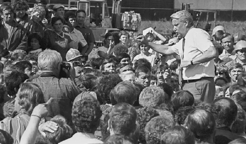 В начале 1990-х волна деклараций суверенитета у регионов ставила под вопрос единство страны; центр искал компромисс, чтобы сохранить федеративное устройство.