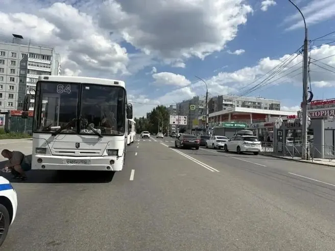 76-летняя женщина получила травмы после наезда автобуса на улице Рассветной, рядом с домом №4. Пострадавшая госпитализирована; расследование продолжается.