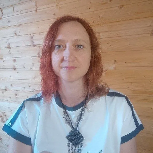 Активистка Ольга Арчибасова задержана в аэропорту Новосибирска; ей инкриминируют публичное оправдание терроризма за видео с советским гимном. В деле упоминаются возможные дополнительные статьи и обыск.