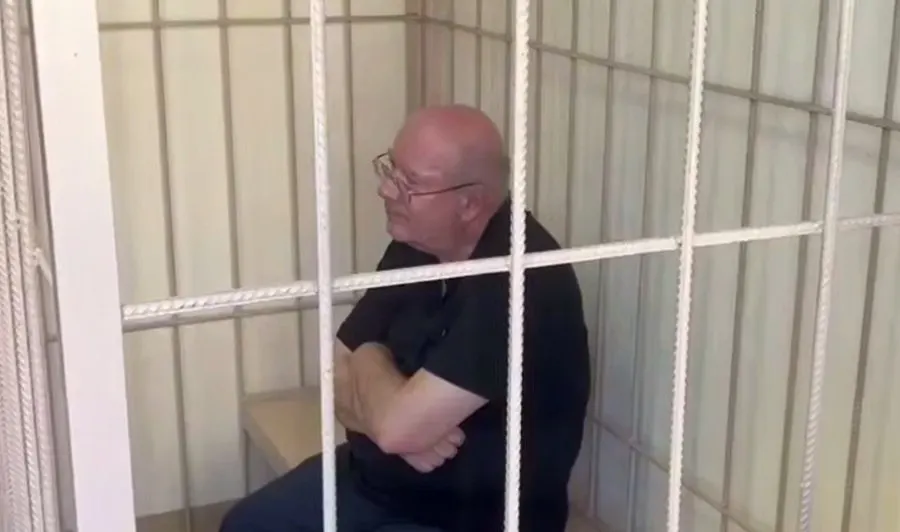 По делу бывшего заместителя начальника территориального управления дорог прокуратура требует наказание: 10 лет колонии и штраф в размере 591 млн рублей с конфискацией взятки около 197 млн рублей; дело охватывает период 2018–2024 годов.
