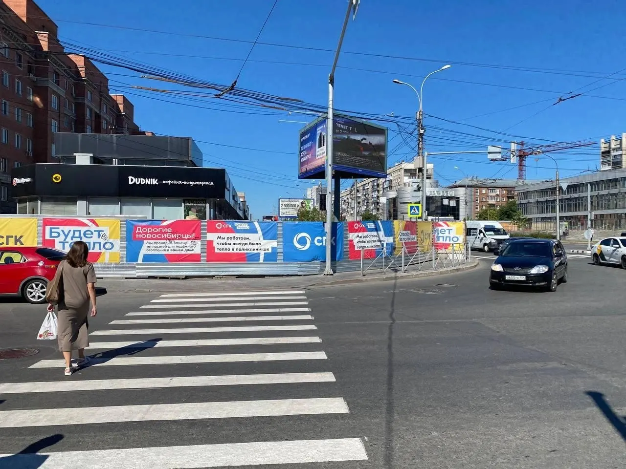 На проспекте Димитрова начался второй этап работ по замене магистральной теплотрассы: работы ведутся поэтапно, чтобы частично сохранить движение.