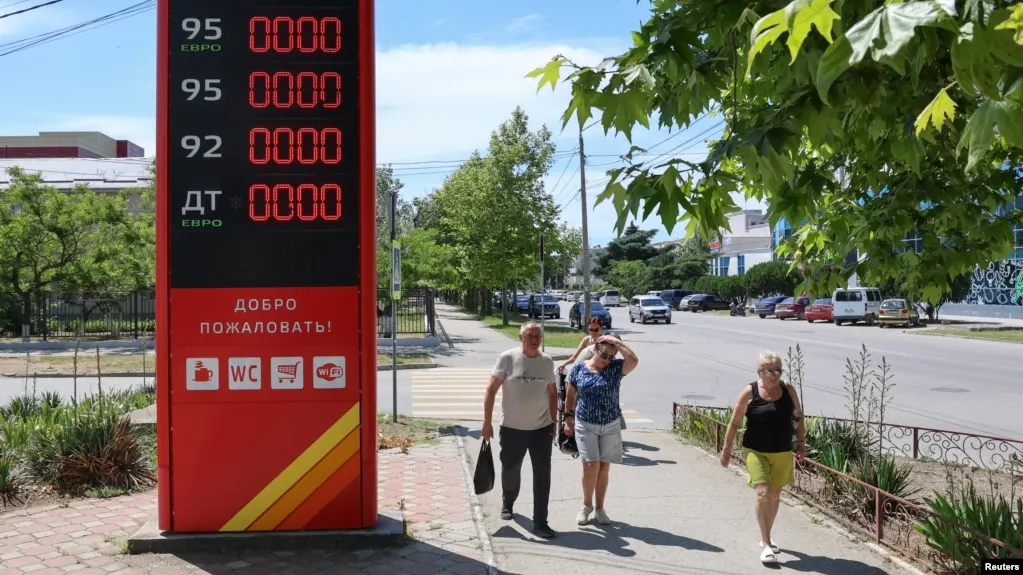 В Геленджике и близлежащих населённых пунктах исчез запас бензина; власти публикуют перечень работающих АЗС, очереди тянут часы. По стране продолжается дефицит топлива на фоне атак на энергетическую инфраструктуру.