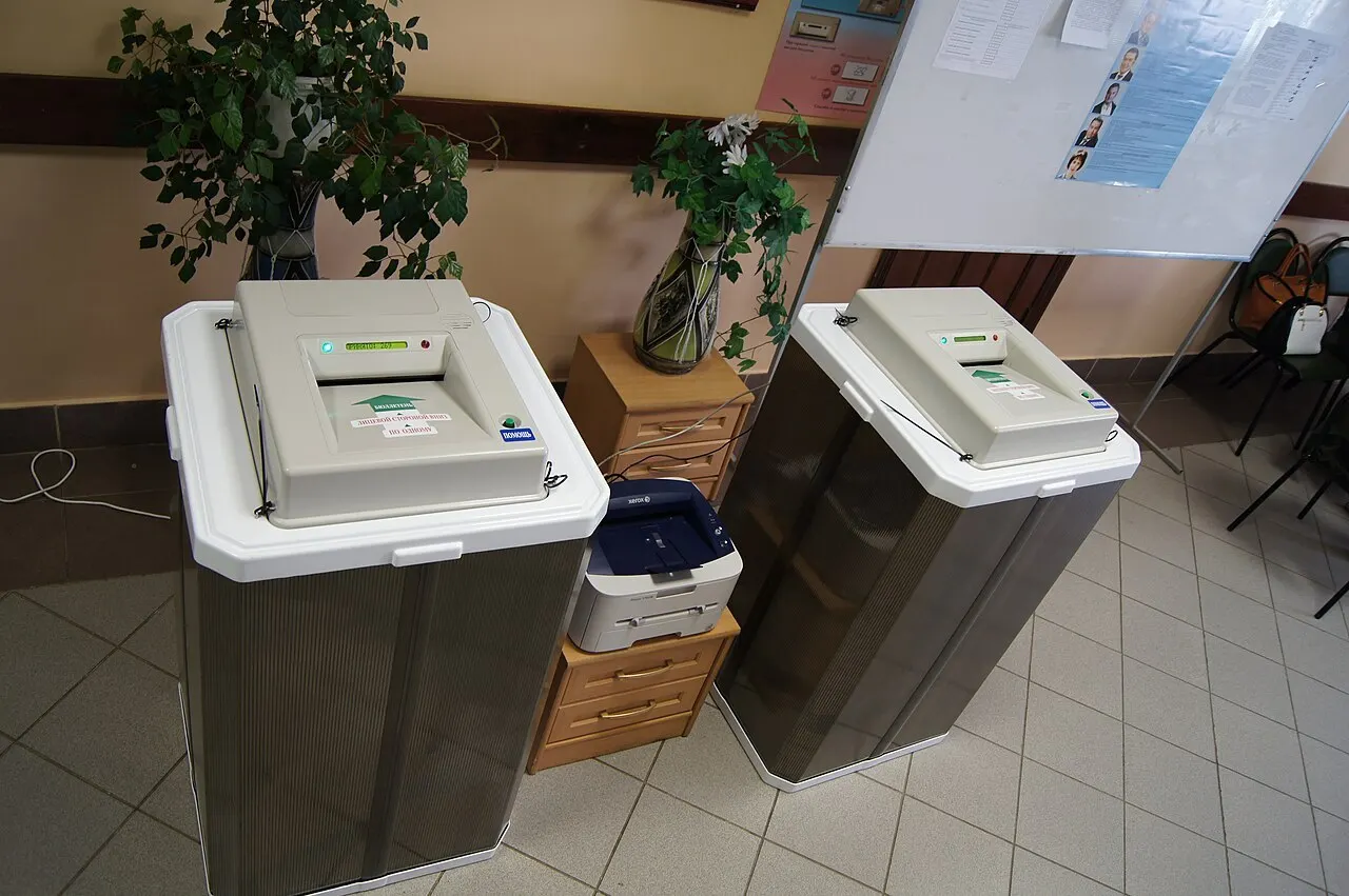 В Екатеринбурге на выборах впервые за годы не будут применяться комплексы обработки бюллетеней из‑за санкций; старые машины выработали ресурс, новые не выпускаются.
