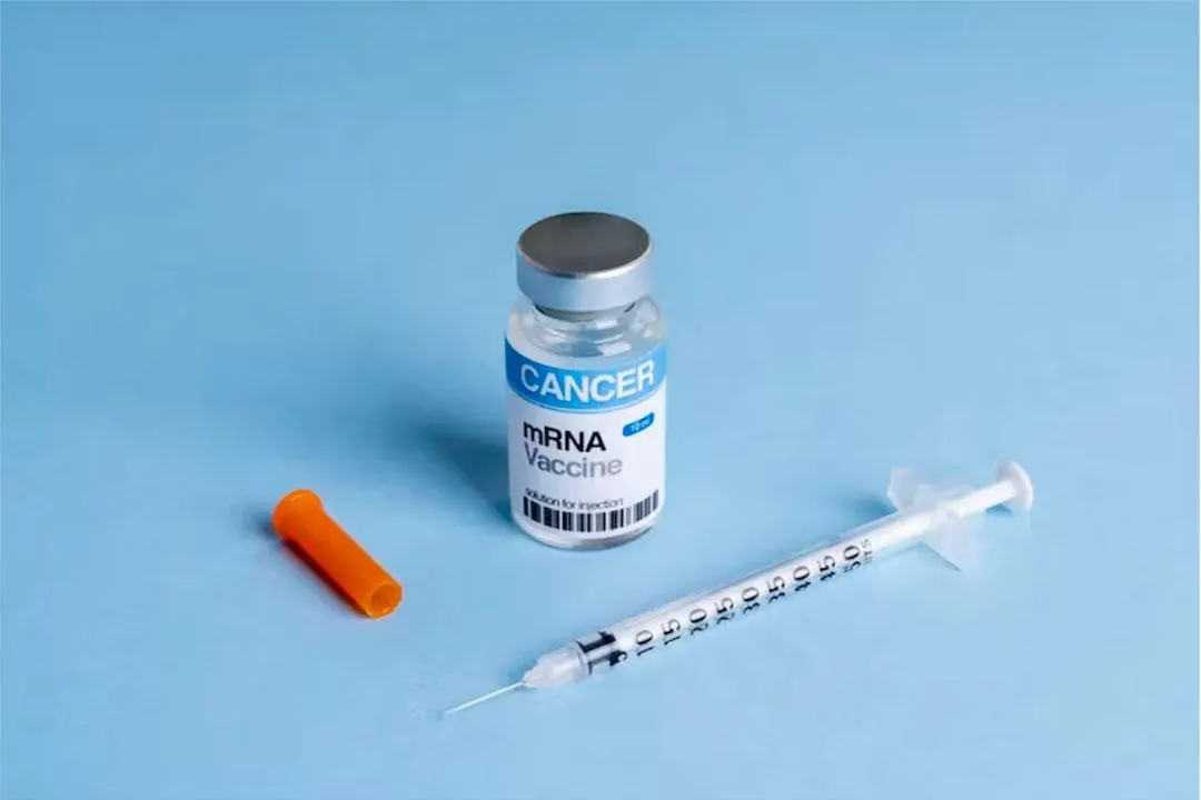 Компании Moderna и Merck объявили об успешных испытаниях мРНК-вакцин против меланомы. Рынок отреагировал ростом акций, а в России внедряют новые виды высокотехнологичной терапии в государственную программу ОМС.