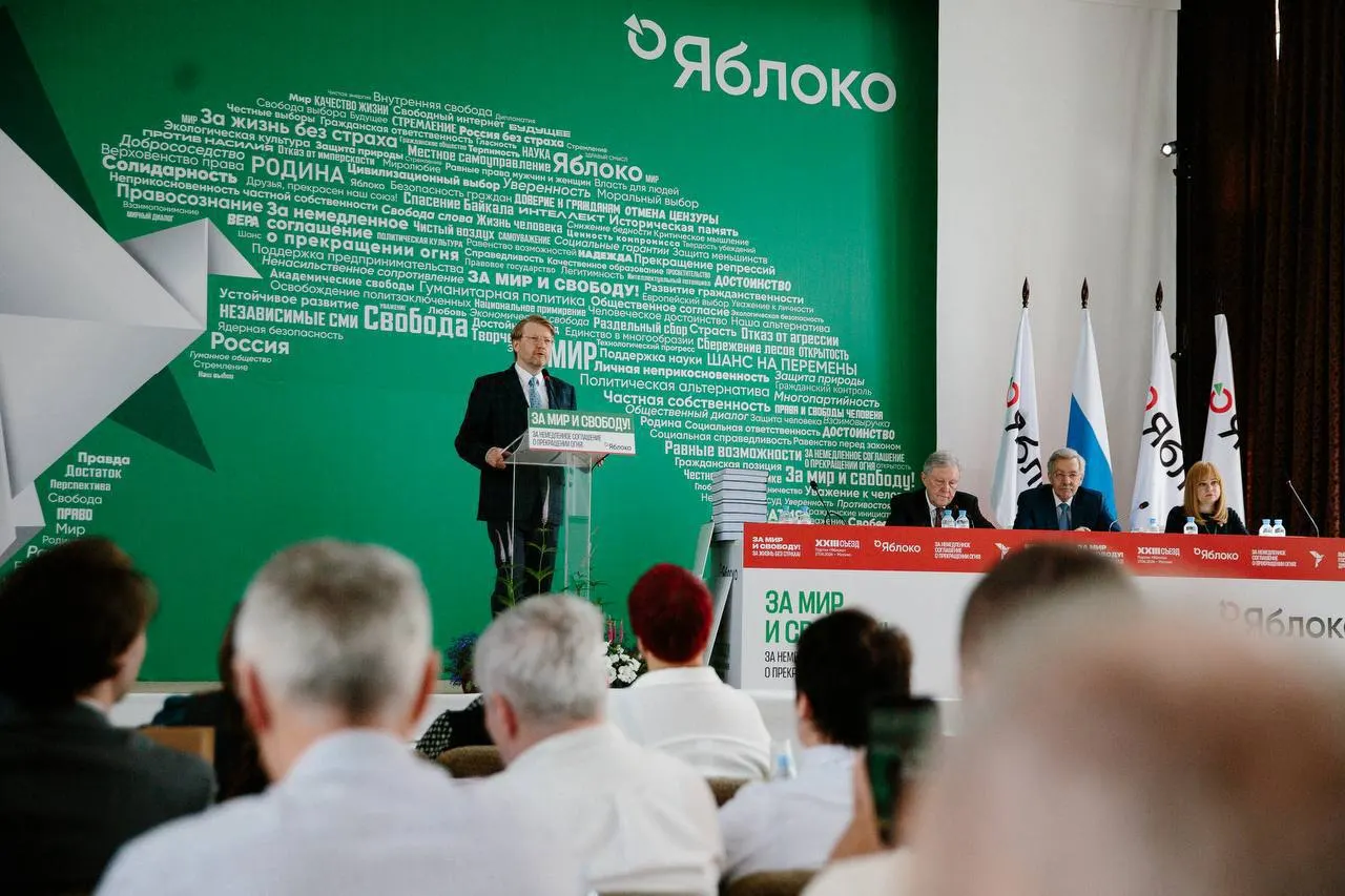 Партия «Яблоко» выдвигается с мирной программой, но оппоненты подали иск о снятии списка. Разгорелась федеральная полемика между партиями и политическими силами за пределами страны.
