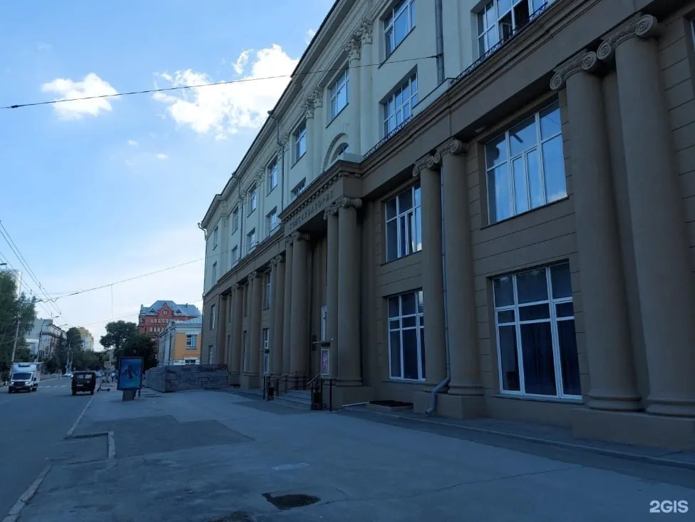 Новая камера следит за соблюдением правил стоянки возле здания консерватории на Советской, 31, чтобы уменьшить стихийную парковку.